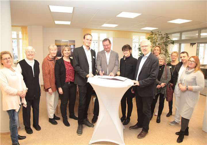 Unterzeichneten den Kooperationsvertrag: Pflegedienstleiter Heiko Reinert und Einrichtungsleiter Jörg Olbrecht für das Evangelische Altenzentrum Herrnhuter Brüdergemeine, Anita Ludwig, die Leiterin des Ambulanten Hospizes Neuwied, und Christoph Drolshagen, der Leiter der Marienhaus Hospize (am Stehtisch von links). Foto: Heribert Frieling