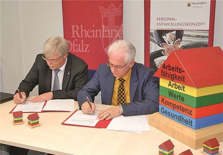 Unterzeichneten die Kooperationsvereinbarung: Otmar Didinger (LVermGeo) und Manfred Breitbach (Unfallkasse Rheinland-Pfalz).privat