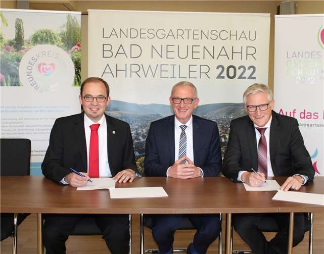 Unterzeichneten die Vertragsvereinbarung zum Hauptsponsoring der Landesgartenschau 2022, Jörn Kampmann (Geschäftsführer Landesgartenschau 2022 gGmbH - v.li.), Dieter Zimmermann (Vorstandsvorsitzender Kreissparkasse Ahrweiler) und Bürgermeister Guido Orthen. Foto: DU