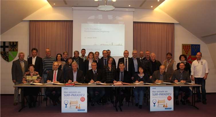 Unterzeichneten einen Vertrag zum Ausbau des schnellen Internets in der Verbandsgemeinde Brohltal: Die Ortsbürgermeister/Beigeordneten aus Burgbrohl, Dedenbach, Galenberg, Niederdürenbach, Niederzissen, Oberdürenbach und Oberzissen. Privat