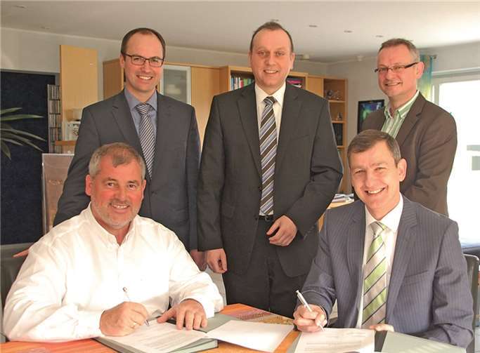 Unterzeichneten einen Vertrag zum Ausbau des schnellen Internets: Ortsbürgermeister Manfred Sattler (l.) und RWE-Kommunalbetreuer Michael Dötsch, Leiter der Region Rauschermühle (r.). Hintere Reihe v.l.n.r.: Peter Engels, Wirtschaftsförderer der Verbandsgemeinde Brohltal, Verbandsbürgermeister Johannes Bell und Achim Danhausen, bei RWE verantwortlich für den Breitbandausbau in der Region.privat