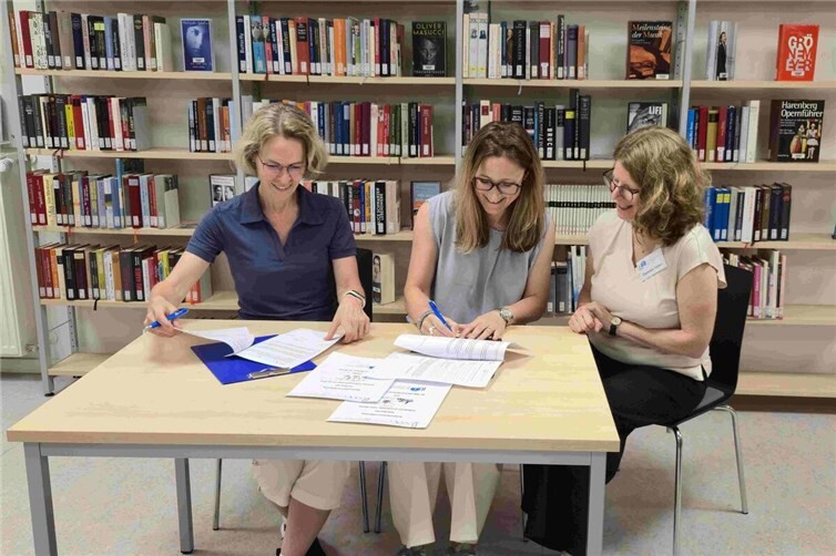 Unterzeichnung der Kooperationsvereinbarung: Ute Jansen, Sonja Paffenholz und Daniela Hahn