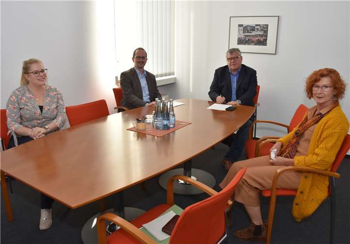 Unterzeichnung der Kooperationsvereinbarung zwischen der MINT-Region Neuwied und dem Wiedtal-Gymnasium Neustadt (Wied). V.r.n.l.: Mechtild Laupichler (Referatsleiterin Schulen, Weiterbildung und Sport), Michael Mahlert (Bildungsdezernent), Thorsten Mehlfeldt (Schulleiter am Wiedtal-Gymnasium Neustadt (Wied)) und Laura Schaaf (kommunale Bildungsmanagerin/Bildungsmonitorerin).Foto: Kreisverwaltung