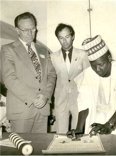 Unterzeichnung der Partnerschaftsurkunde 1979 in Kaub durch Karl-Heinz Groß (Oberbürgermeister der Stadt Lahnstein), Pierre Favre (Beigeordneter der Stadt Vence) und Ousmane Ouédraogo (préfet-maire de Ouahigouya), Partnerschaftskreis Lahnstein-Vence-Ouahigouya. Stadt Lahnstein