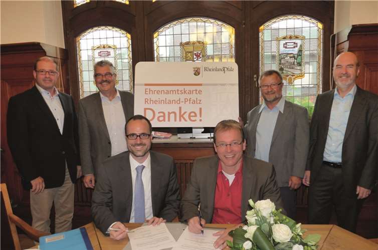 Unterzeichnung des Kooperationsvertrages durch Staatssekretär Clemens Hoch und VG-Bürgermeister Jörg Lempertz. FRE