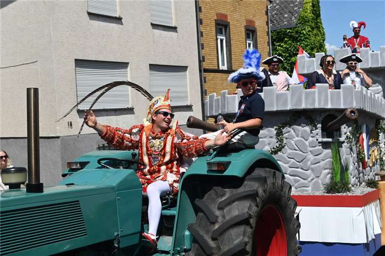 „Ein Wertekompass in unruhigen Zeiten“ Untrennbar: der Prinz und sein Traktor.