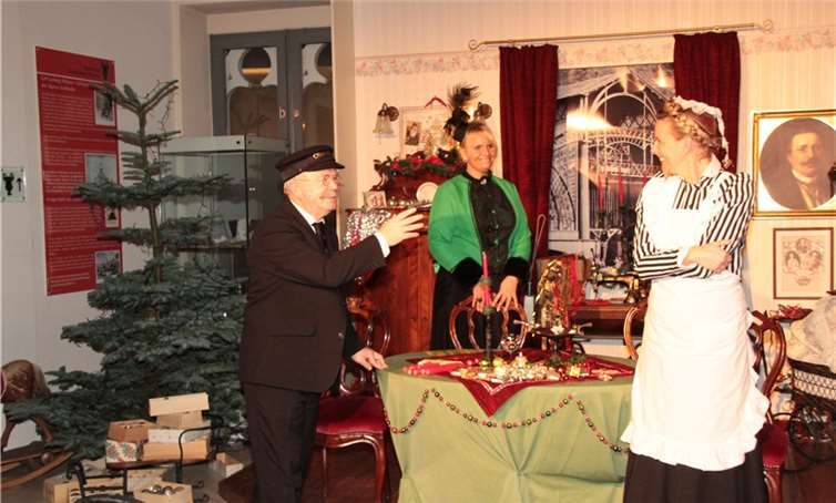 Unübersehbar – im Salon des Hüttendirektors steht der Weihnachtsbaum etwas schief. Oberpförtner der Sayner Hütte (Alois Müller - v.li.), die gnädige Frau (Stephanie Geifes) und Mariechen (Heike Kamp). -AND-