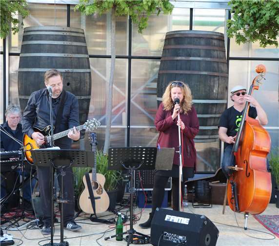 Unverschnörkelt und unplugged wird die Band „Barlala“ ihre Songs vortragen. Foto: Gerd Weigl