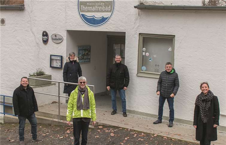Unverzichtbarer Teil der Daseinsvorsorge: die Freien Wähler und Landratskandidat Reiner Friedsam (2.v. li.) stehen für den Erhalt und Sanierung des Thermalfreibades.Foto: privat