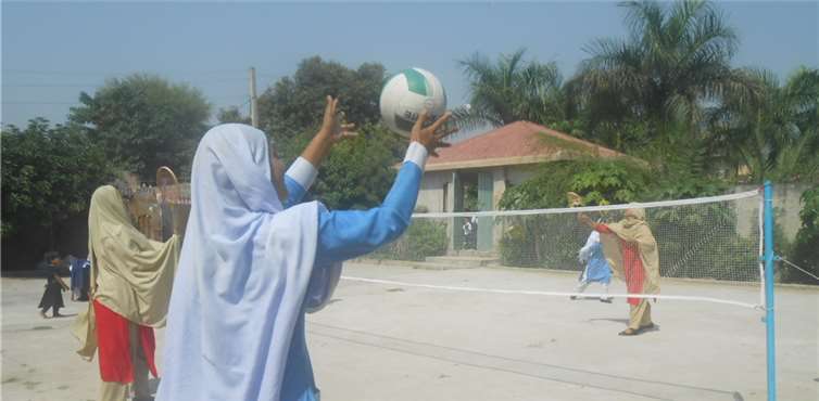Unweit der Schule gibt es seit kurzem auch ein Volleyballfeld.