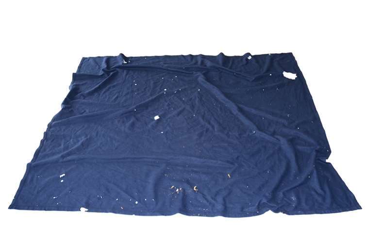 Unweit des Tatortes fanden die Ermittler insgesamt vier Decken, die dem Täter zugeordnet werden. Fotos: Polizei