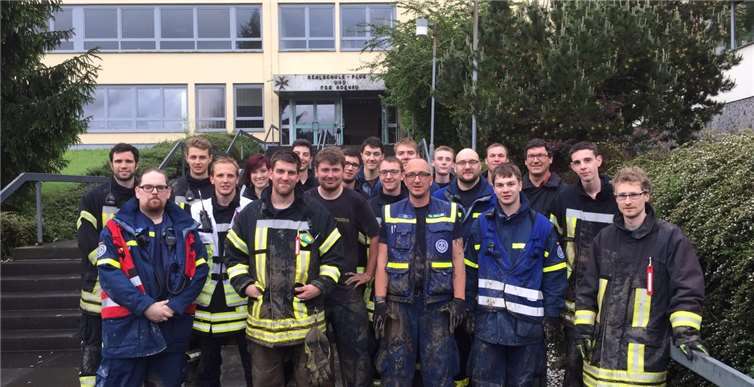 Unwetter im Juni, als Feuerwehren, THW und DRK das Schulzentrum in Adenau von Wassermassen befreit haben. Der Leitspruch „zusammen sind wir stark“ wird hier verdeutlicht.privat