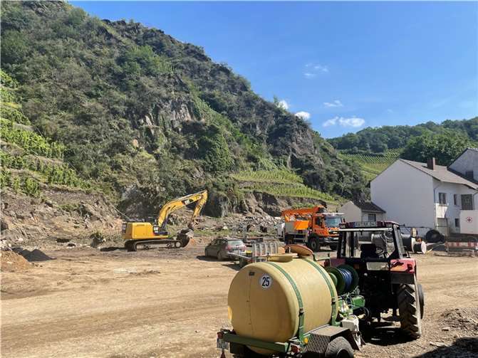 Flut: Hilfe und Solidarität der Landwirte war überwältigend Unzählige Bauern packten an der Ahr mit an. Foto: ROB