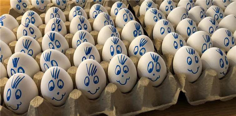 Unzählige Eier wurden mit gutgelaunten Gesichtern verziert. Fotos:Mach mit im Kannenbäckerland e. V.