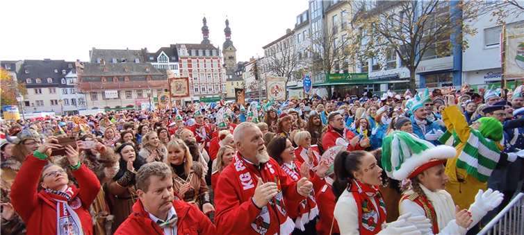 Unzählige Jecken fieberten auf dem Münzplatz dem Start in die neue Session entgegen. Fotos: HEP