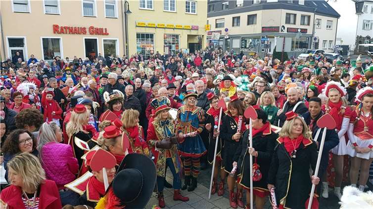 Unzählige Jecken versammelten sich auf dem Kapellenplatz, um die Rathaus-Erstürmung der Möhnen und das anschließende Open-Air-Konzert zu erleben.