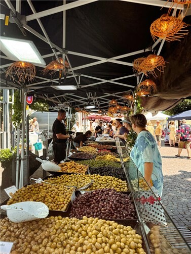 Unzählige Köstlichkeiten dürfen probiert werden.  Foto: privat