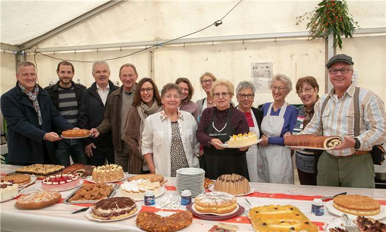 Unzählige Kuchen wurden beim Oberdreeser Herbstfest von den Frauen des Dorfes gebacken und anschließend im „Scheunenkaffee“ an den Mann gebracht.Foto: JOST