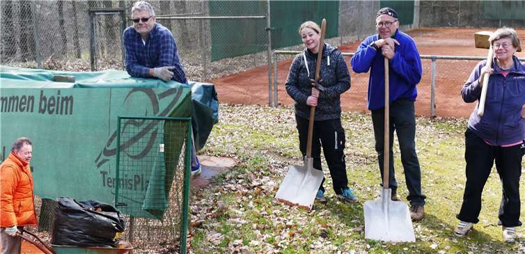 Unzählige Schubkarren voll Blätter und Tennissand entsorgten v.l. Berthold Schwarz, Werner Müller, Michaela Schür, Dietrich Rockenfeller, Rita Wildermann und Detlef Eich (fehlt auf dem Foto).Foto: TC Steimel