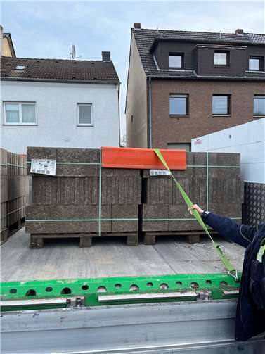 Unzureichend gesicherte Palletten mit Steinen.