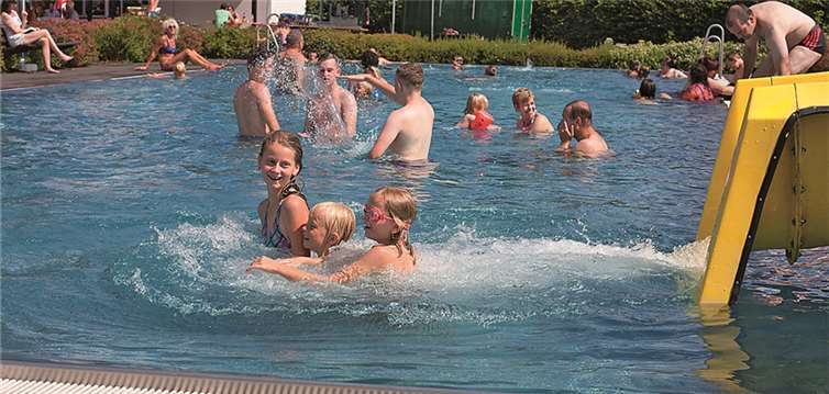 Urbach. Am vergangenen Sonntag herrschte das richtige Wetter für das Piratenfest im Freibad Urbach. Die DLRG Puderbach hatte sogar einen begehbaren Nachbau der Titanic auf die Liegewiese gebracht, auf dem sich die jungen Piraten in stilechter Kleidung austoben konnten. Viele weiter Spiele wurden unter der Führung von Ralf Haas geboten, wie Kinderschminken, Schatzsuche, Geschicklichkeitsspiele und mehr. Gut 250 Besucher tummelten sich im kleinen, aber feinen Urbacher Freibad.WT