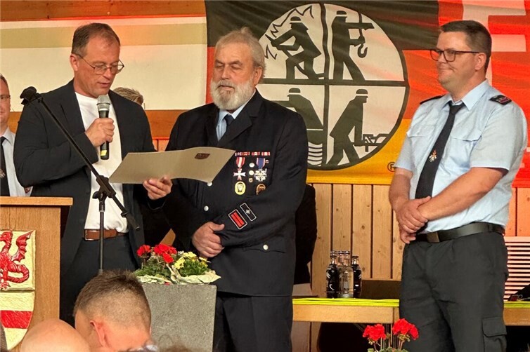 Urban Reuter (Mitte) wurde von Jörg Lempertz, Bürgermeister VG Mendig, zum Ehren-Wehrführer der Freiwilligen Feuerwehr Rieden ernannt, sehr zur Freude seines Sohnes und Wehrführer-Nachfolgers Alexander (rechts). 