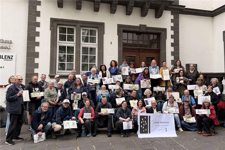 Urban Sketcher aus Koblenz, Bonn und Köln vor dem Koblenzer Rathaus.