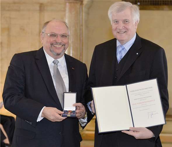 Urbar. Der Bayerische Ministerpräsident Horst Seehofer hat kürzlich dem Steuerberater und Wirtschaftsprüfer Manfred Krautkrämer aus Ziemetshausen das Verdienstkreuz am Bande des Verdienstordens der Bundesrepublik Deutschland ausgehändigt. Bayerische Staatskanzlei