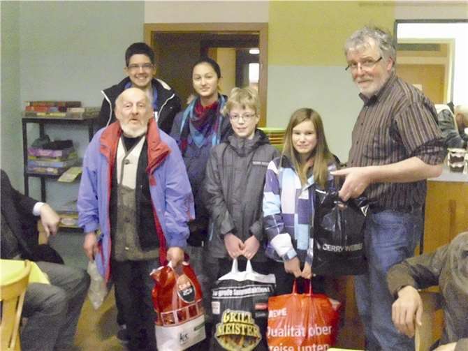 Urbarer Sternsinger mit voll gepackten Tüten bei „Menschen ohne Wohnung“ in Koblenz.privat