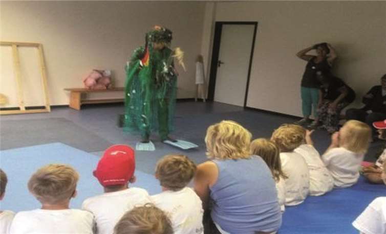 „Urbli“ brachte den Kindern zu später Stunde noch eine Schatztruhe zum Abschied.privat