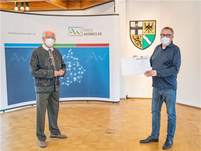 Urgestein im Unruhestand: Werner Mertens (links) und Landrat Dr. Jürgen Pföhler. Fotos: Kreisverwaltung Ahrweiler/Bernhard Risse