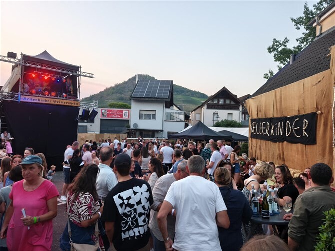 Urig-gemütliche Sitzgelegenheiten luden zum Verweilen ein.  Fotos: DU