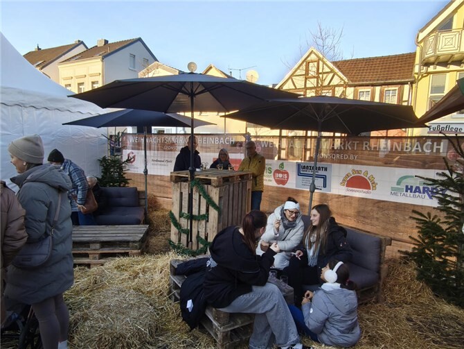 Urige Sitzgelegenheiten luden zum Verweilen ein.