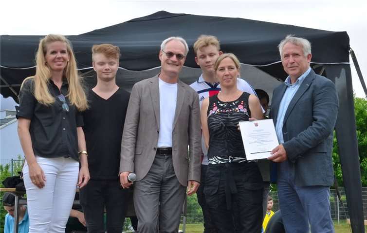 Urkunde BNE-Schule überreichtprivat