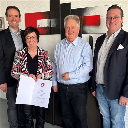 Urkunde: Der Bürgermeister der Verbandsgemeinde Weißenthurm, Thomas Przybylla, verabschiedete gemeinsam mit Bauamtsleiter Gino Gilles (re.) und dem Vorsitzenden des Personalrats, Holger Pohling (2.v.re.) VG-Urgestein Marita Just nach fast 50 Jahren aus dem Dienst. Foto:VG Weißenthurm / Katharina Demleitner