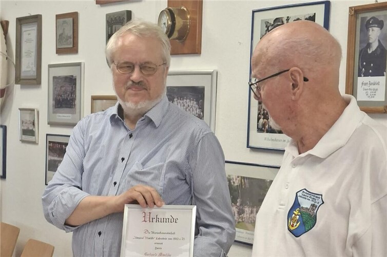 Urkunde für Ehrenmitglied Gerhard Mischke (hier vertreten durch Carl-Lothar Wolpers).