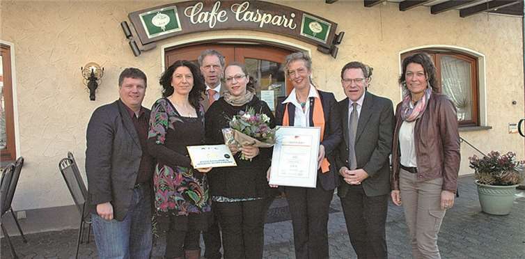 Urkunde und Plakette wurden übergeben (v.l.): Ortsbürgermeister Rüdiger Fuhrmann, Vorsitzende Weinort Altenahr Eva Flügge, Bürgermeister Achim Haag, Geschäftsführerin Café Caspari Andrea Babic, Vorsitzende DEHOGA Kreisverband Marion Wenzel, Ahrtal Tourismus Heinz Schönewald und Tourismusförderung VG Altenahr Ulla Dismon. UM