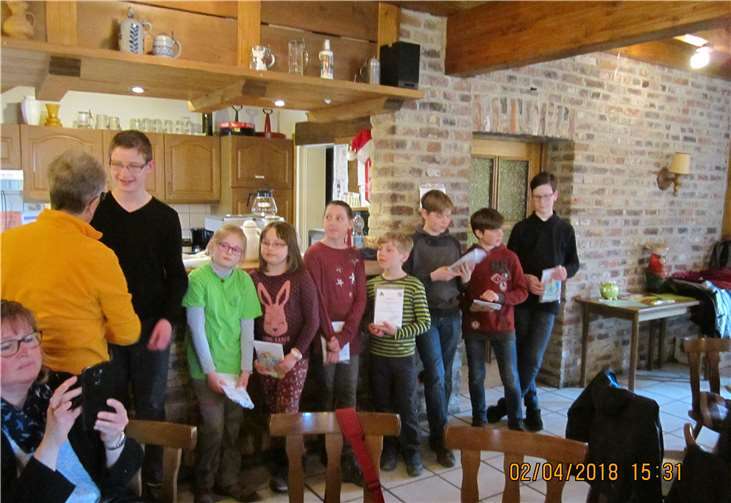 Urkunde und das Wanderabzeichen des Deutschen Wanderverbandes wurde an die Kinder verliehen.