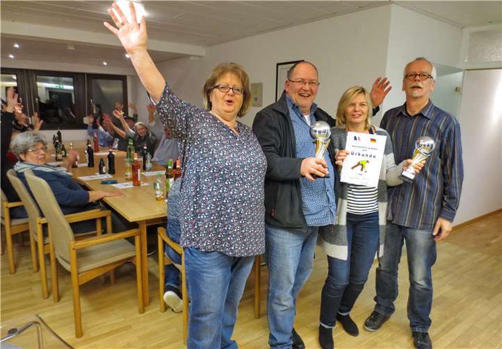 Urkunden gab es für die Sieger. Freundschaftskreis Lux-Wolken