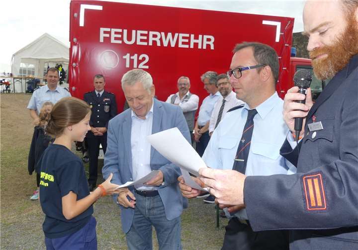 Urkunden gab es von Landrat Manfred Schnur auch für den Erfolg beim Feuerwehrfitnessabzeichen.