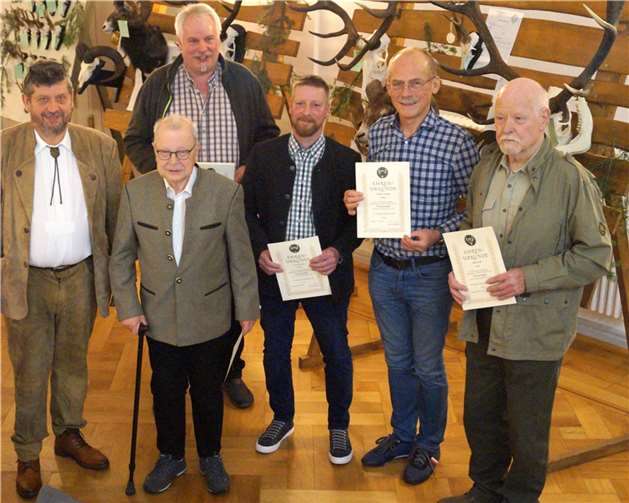 Urkunden und Ehrennadeln gab es in Bad Bertrich für langjährige Verbandsmitglieder.