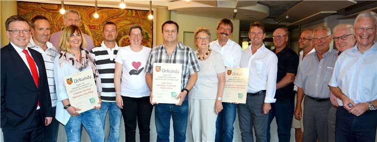 Urkunden und Geldpreise an die drei Preisträger des diesjährigen Wettbewerbs „Ideen für die Heimat“ überreichten Landrat Frank Puchtler und Naspa-Vorstandsmitglied Michael Baumann.Uwe Rindsfüßer