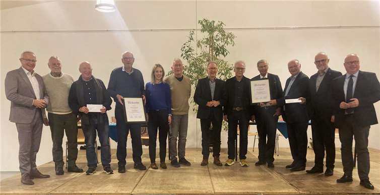 Urkunden und Gelpreise erhielten die Ausgezeichneten des CDU-Ehrenamtspreises. Foto: Heinz Schmitz