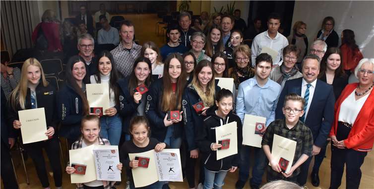 Urkunden und Plaketten hatte Bürgermeister Breithausen erfolgreichen Sportlern überreicht. Fotos: HEP
