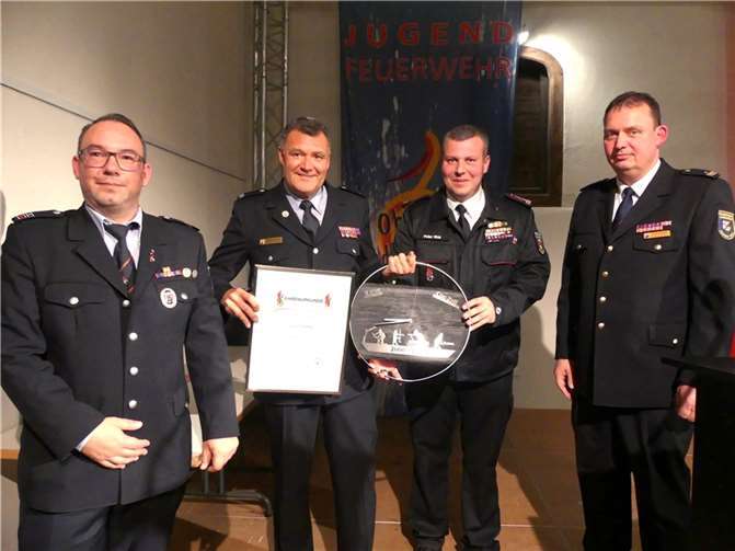 Urkunden und Präsente für den scheidenden Kreisjugendfeuerwehrwart: v.li. Sascha Irmiter, Günter Hammes, Peter Rink, BKI Markus Morsch.