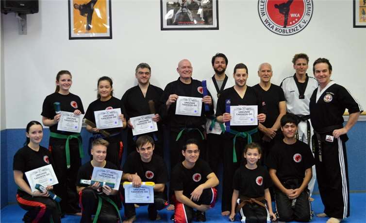 Urkunden und neu errungene Gürtel konnten überreicht werden. privat