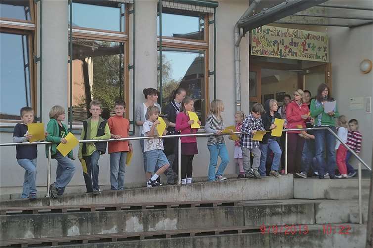 Urkunden wurden verteilt für die eifrigsten Teilnehmer am Heimatumzug. privat