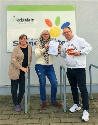 Urkundenübergabe am Familienzentrum Sonnengarten, von links: Jaqueline Fischer-Leach, stellvertretende Leiterin des städtischen Familienzentrums Sonnengarten, Nicola Haupt vom Rhein-Sieg-Kreis und Michael Ponath, Leiter des städtischen Familienzentrums Sonnengarten. Fotos: Stadt Meckenheim