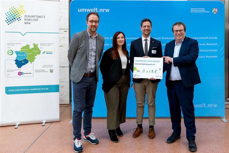 Urkundenübergabe an die Gemeinde Wachtberg durch Oliver Krischer, Minister für Umwelt, Naturschutz und Verkehr NRW. Foto: Smilla Dankert