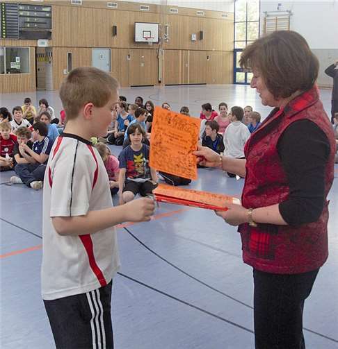 Urkundenübergabe an die Siegerklasse 6c durch die Schulleiterin Barbara Lohmer. Privat